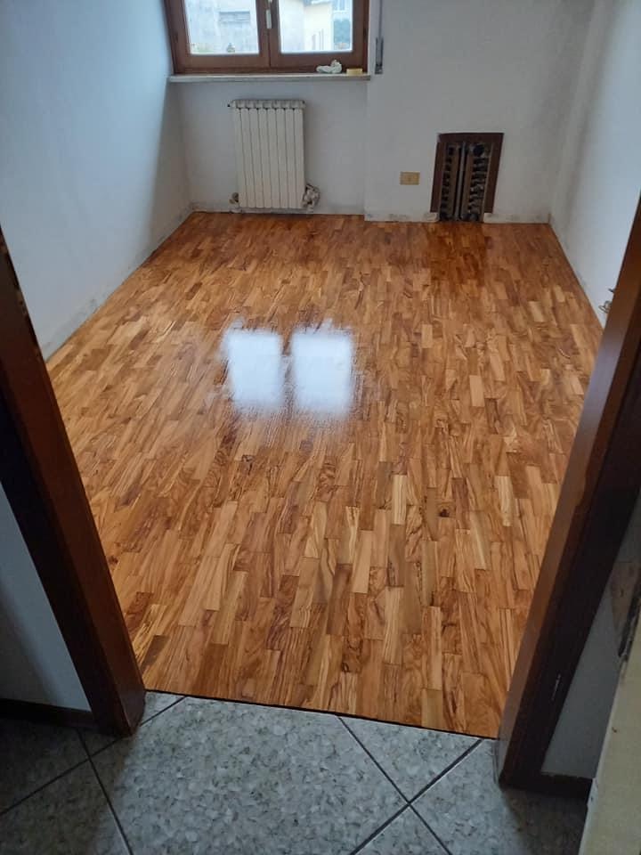 Pavimento in legno rovinato rinnovato a Verona