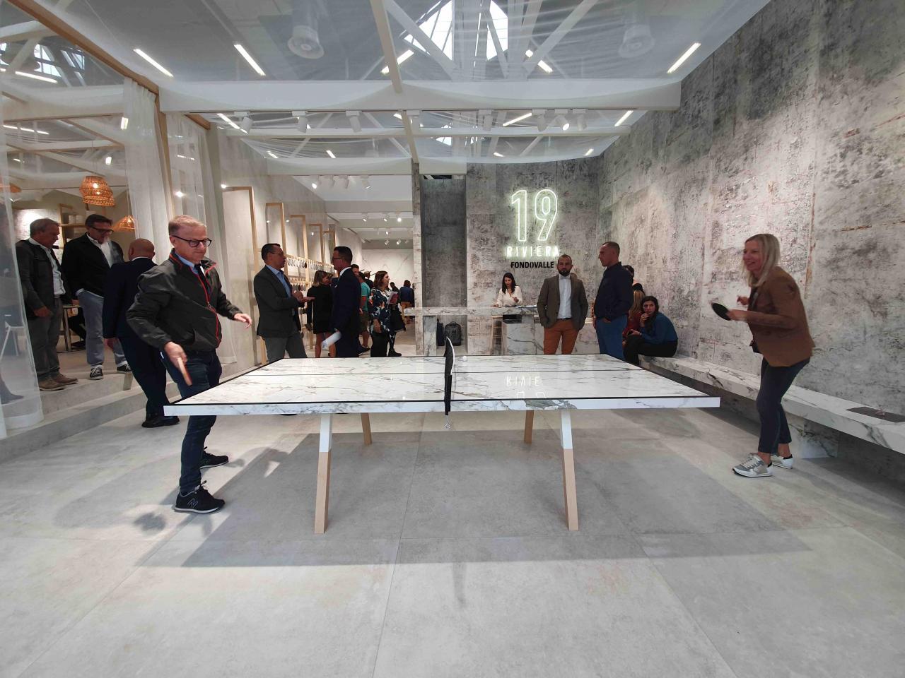 Chiara e Michele giocano a ping pong su una grande lastra