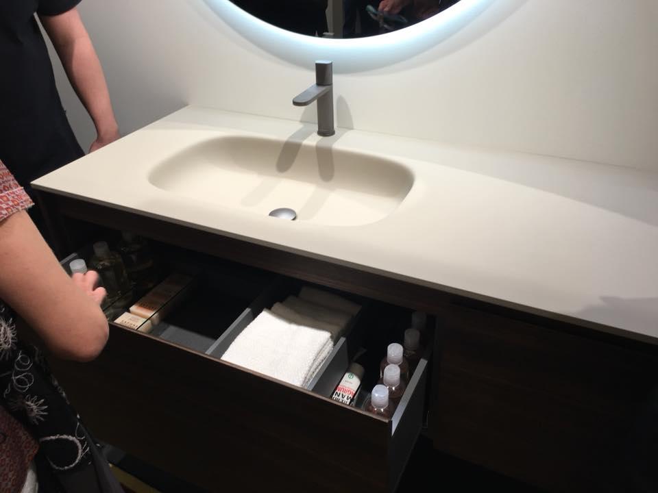 piano in corian su mobile antonio lupi