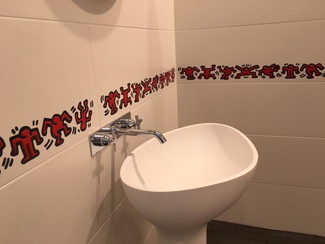 Piastrelle per bagno decorate keith haring