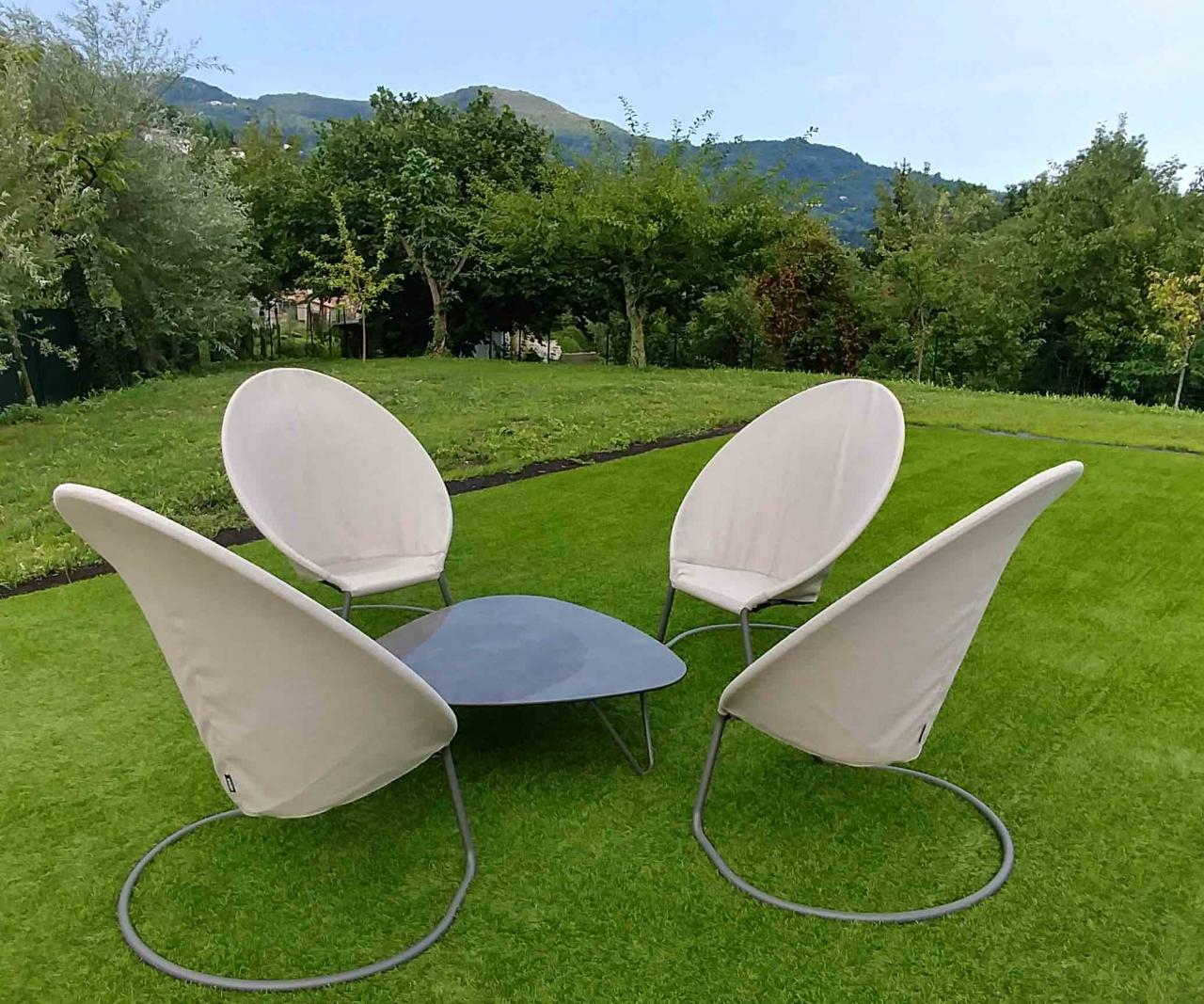 Poltroncine per arredo giardino della piscina di Valdagno