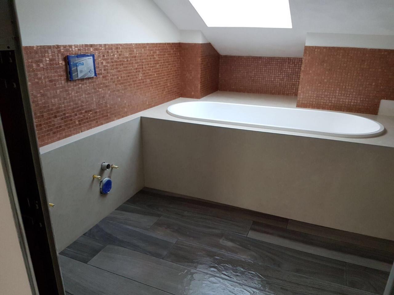 Bagno mansarda in mosaico e grandi lastre