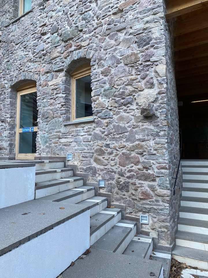 Le mura di questo edificio sono state realizzate utilizzando porfido in trentino 