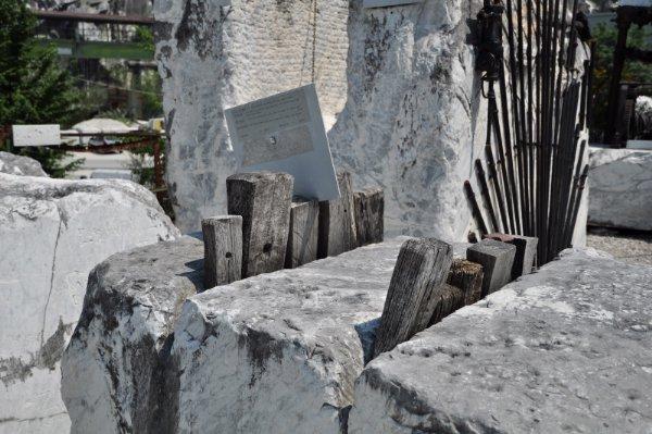 Con dei cunei di legno si stacca il marmo dalla montagna