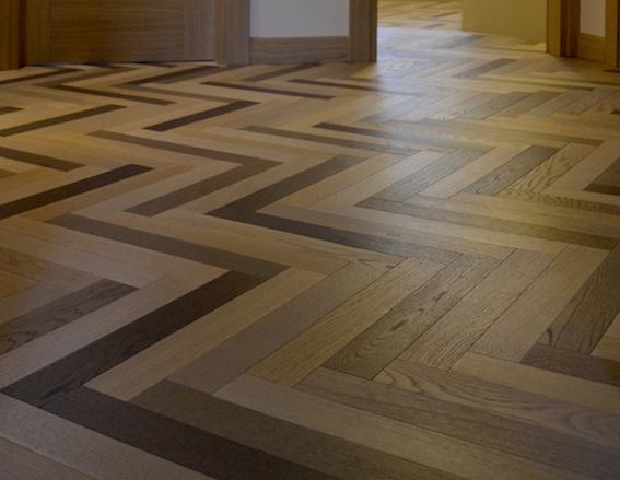Dettaglio pavimento in parquet multicolor spina pesce