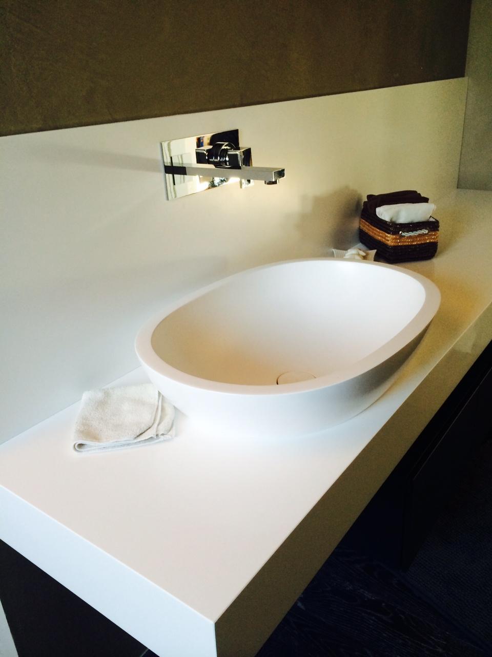 Mensola in corian con lavabo semi incassato