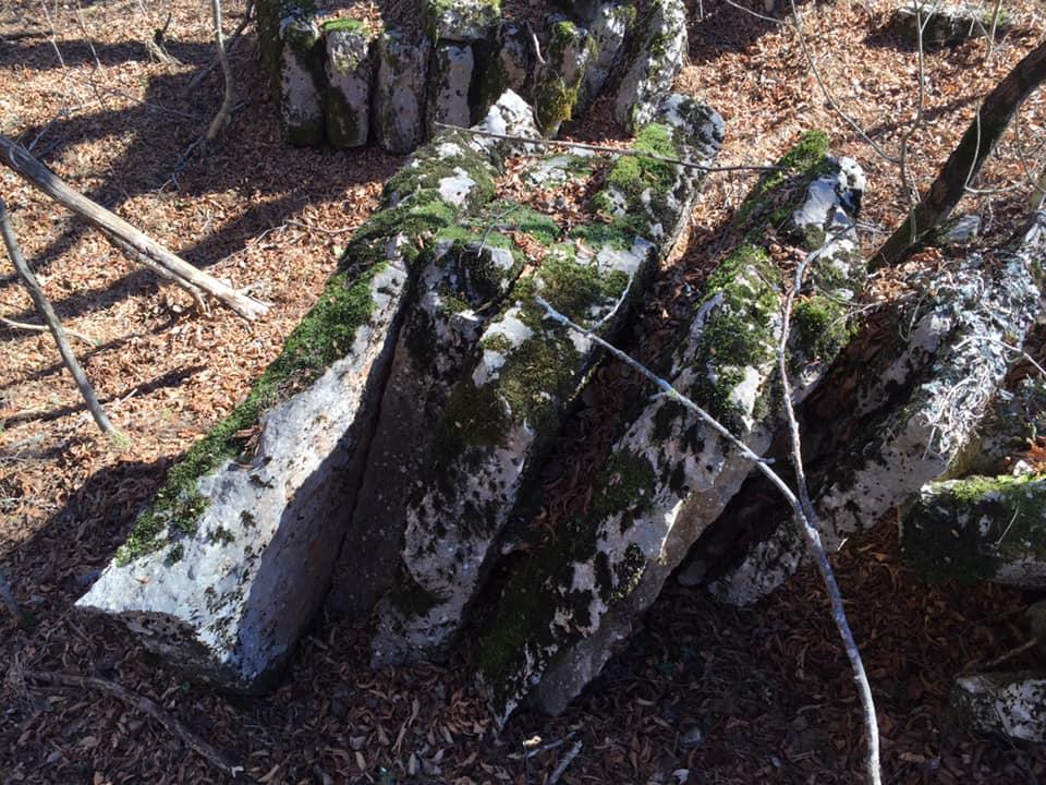 Lastre di pietra della lessinia in una antica cava