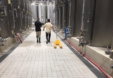 pavimento in cantina vinicola deve essere resistente