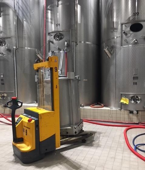 pavimento resistente in una cantina vinicola