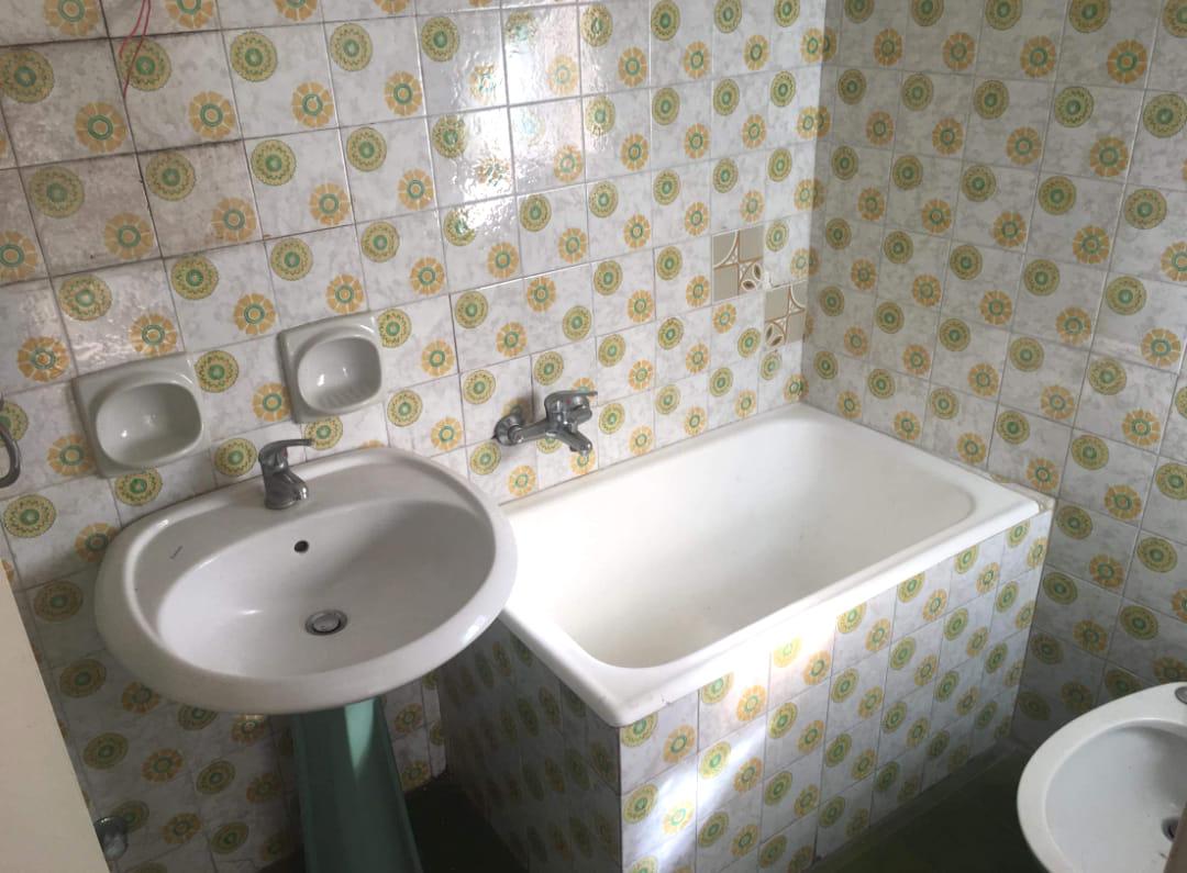 piastrelle in ceramica: un bagno degli anni 