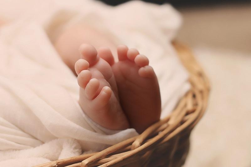 piedi nudi sul legno