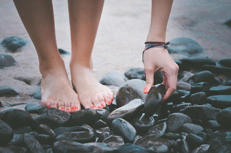 piedi riflessologia camminare scalzi sul legno