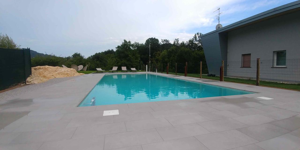 Piscina a valdagno, Vicenza, con erba sintetica